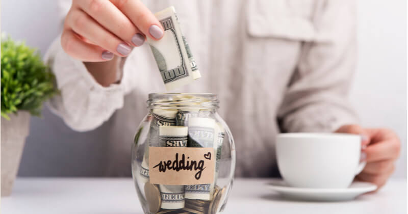 結婚式には何かとお金がかかる